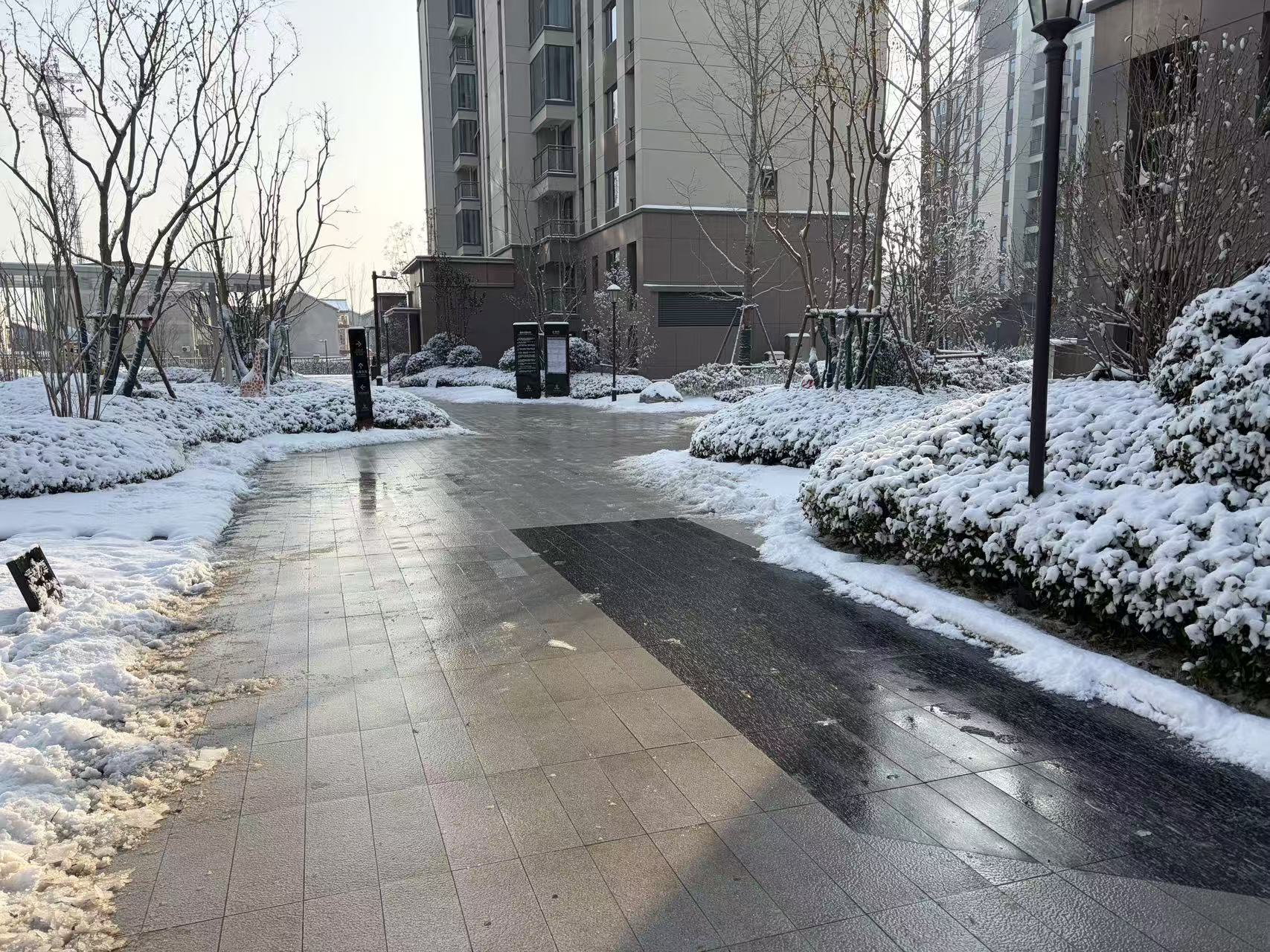 初雪至，暖意行｜金正物业以雪为令，扫出平安路